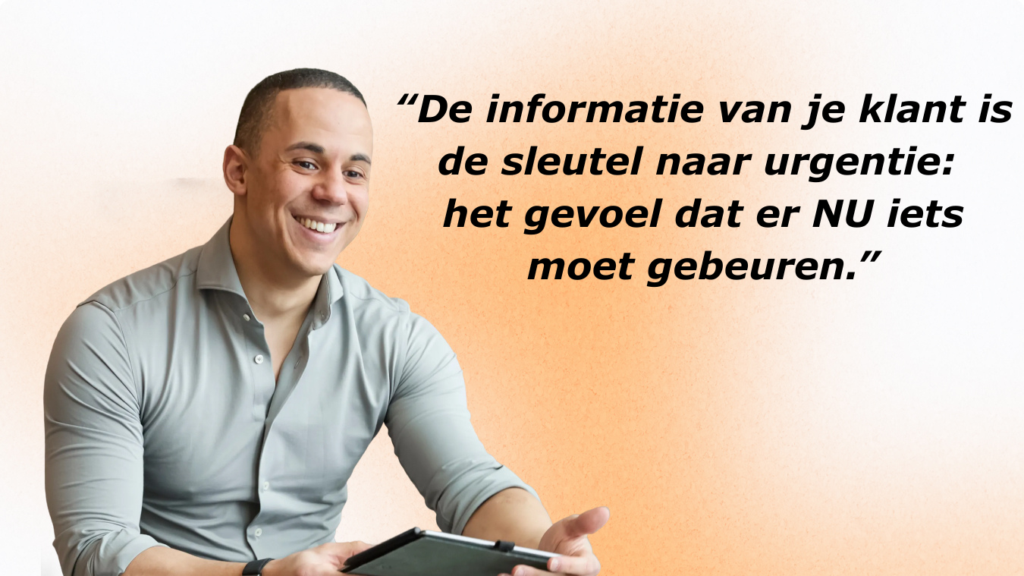 Een glimlachende man, Yannick, in een lichtgrijs overhemd houdt een tablet vast, met naast hem de quote: "De informatie van je klant is de sleutel naar urgentie: het gevoel dat er NU iets moet gebeuren."