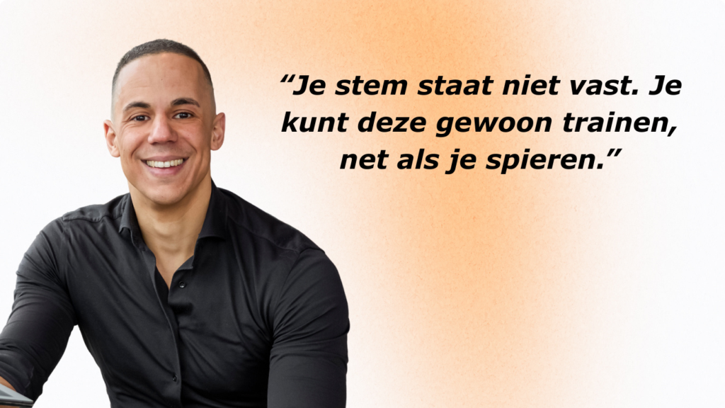 Yannick in een zwarte overhemd met een glimlach, naast de tekst: "Je stem staat niet vast. Je kunt deze gewoon trainen, net als je spieren."