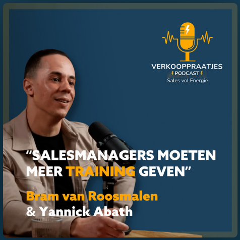 Yannick spreekt in een microfoon tijdens een podcastaflevering van Verkooppraatjes, met de tekst "Salesmanagers moeten meer training geven" prominent in beeld.